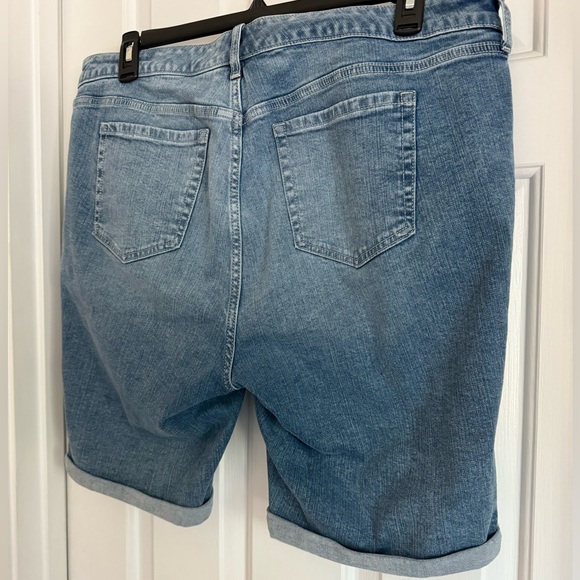 Torrid Distressed Denim Mid Rise Bermuda Short - New with Tags - Picture 5 of 5